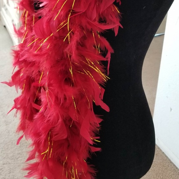 65-45 Gram Chandelle Feather Boa Bright Red W/Gold - Picture 6 of 8